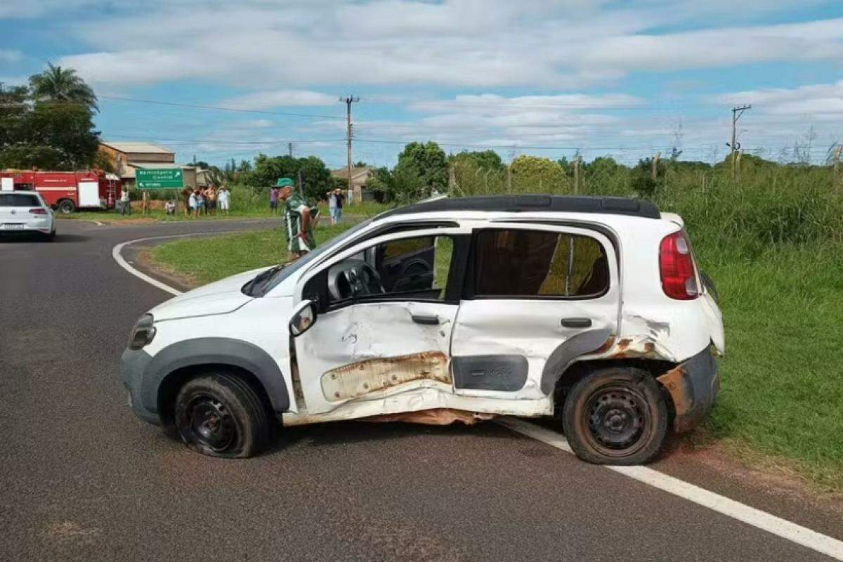 Colisão aconteceu em trecho de cruzamento; três crianças estão entre os feridos