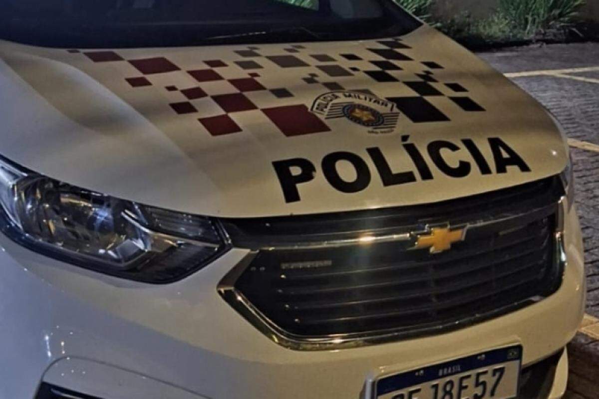 Dupla fugia em moto com placa adulterada e atirou contra policiais durante patrulhamento.