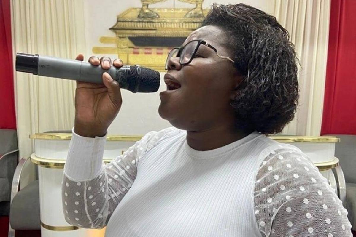 Priscila cantando na igreja