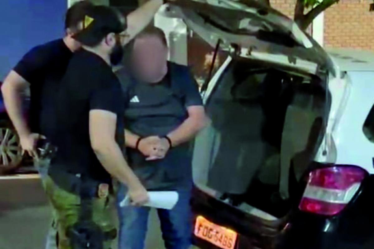 O clínico geral foi preso após ser acusado pelo pai da adolescente de 17 anos