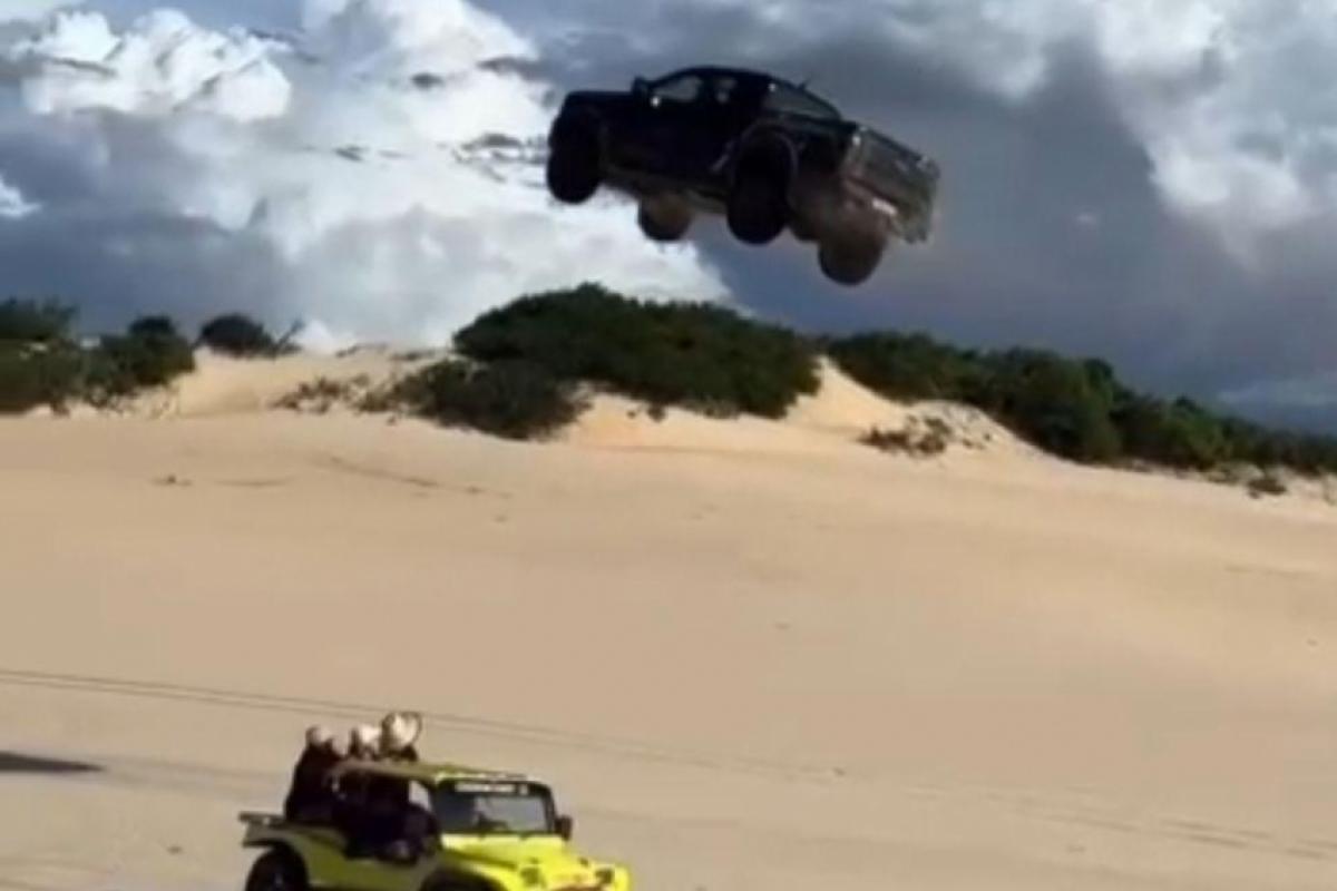 Em alta velocidade, carro aparece 'voando' pela duna
