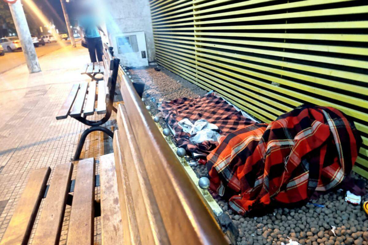 Morador de rua dorme no entorno da praça José Bonifácio: problema social