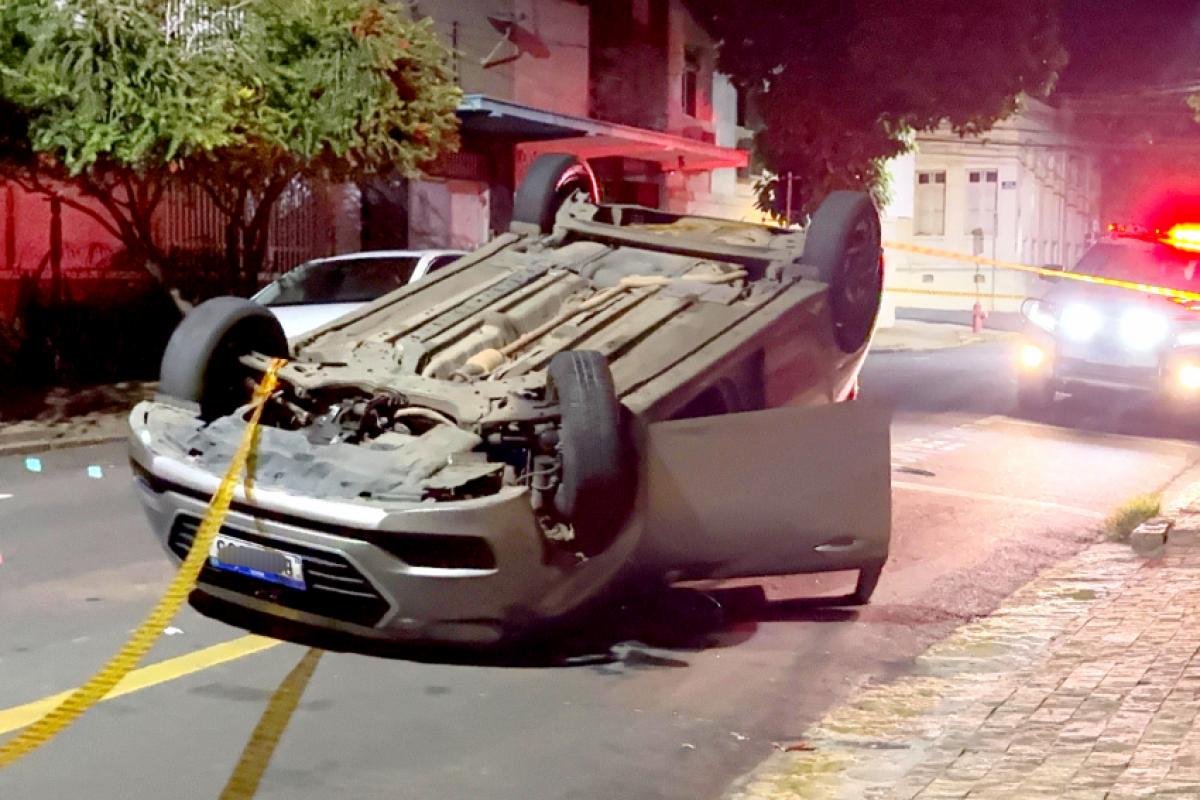 Após capotar, o carro parou no meio da rua Tiradentes.
