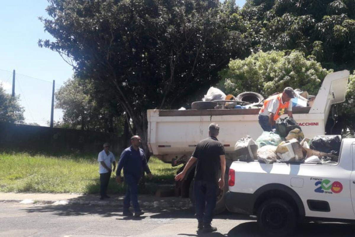 Funcionários retiram lixos durante Arrastão da Dengue em Franca.