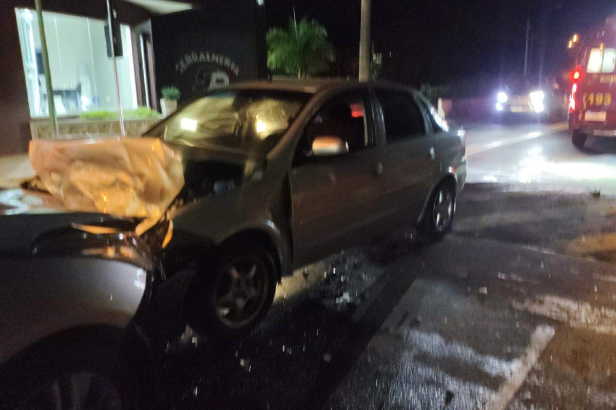 Colisão envolvendo três veículos, em rua sinalizada de Birigui, deixa duas mulheres feridas