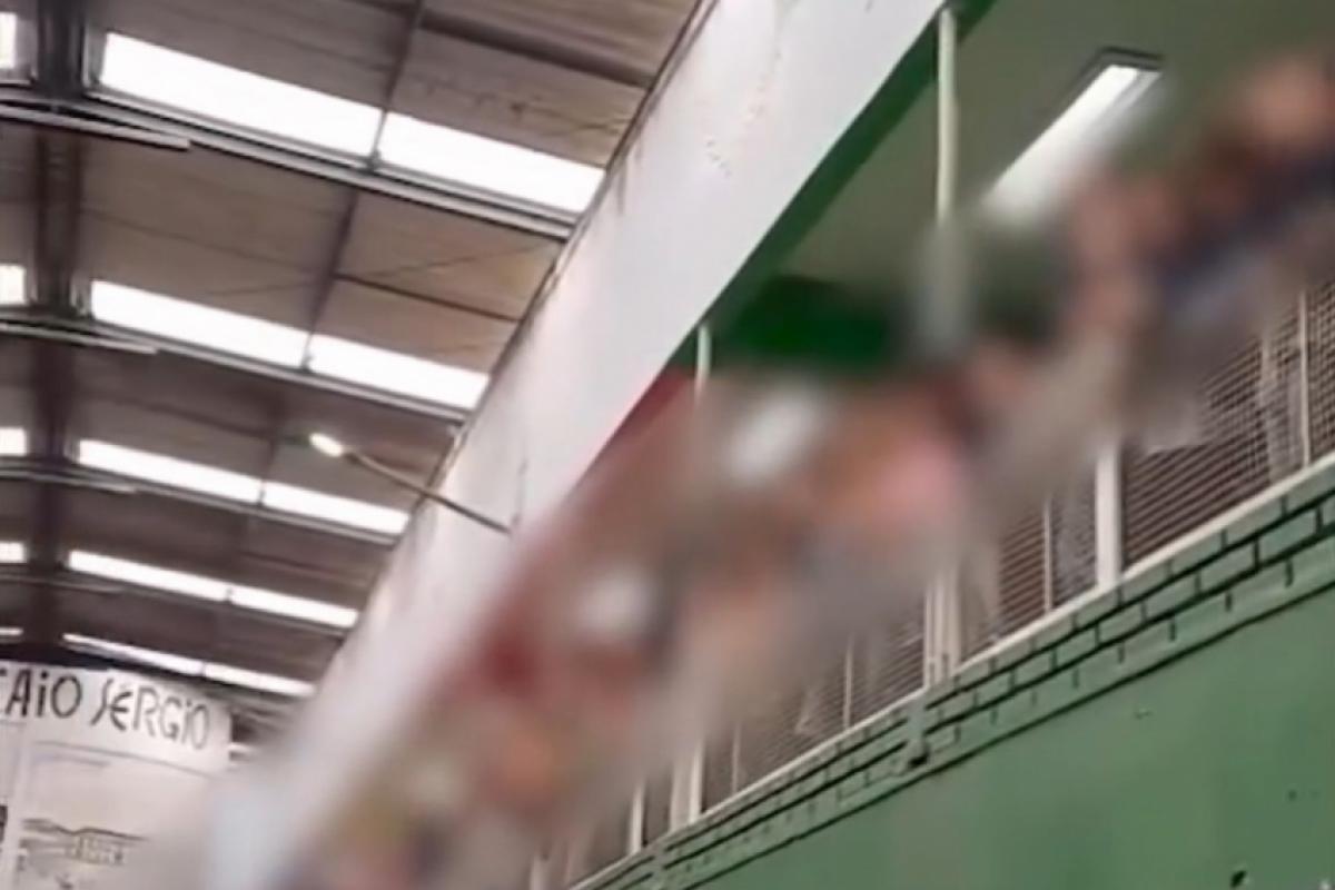 Com cartazes, os alunos gritam: 'isso não é justo'