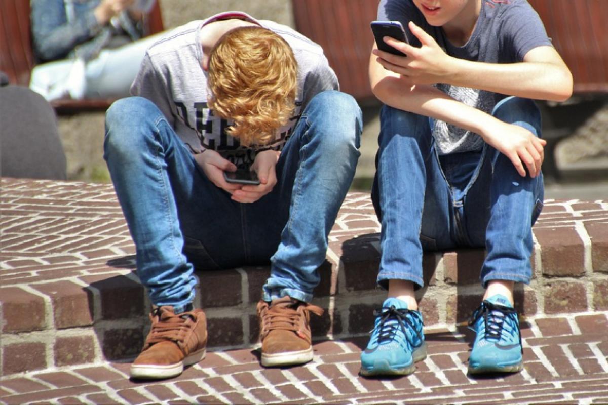 Entre os que levam celular para a escola, 54% dizem usar o aparelho na sala de aula, enquanto 32% usam no banheiro