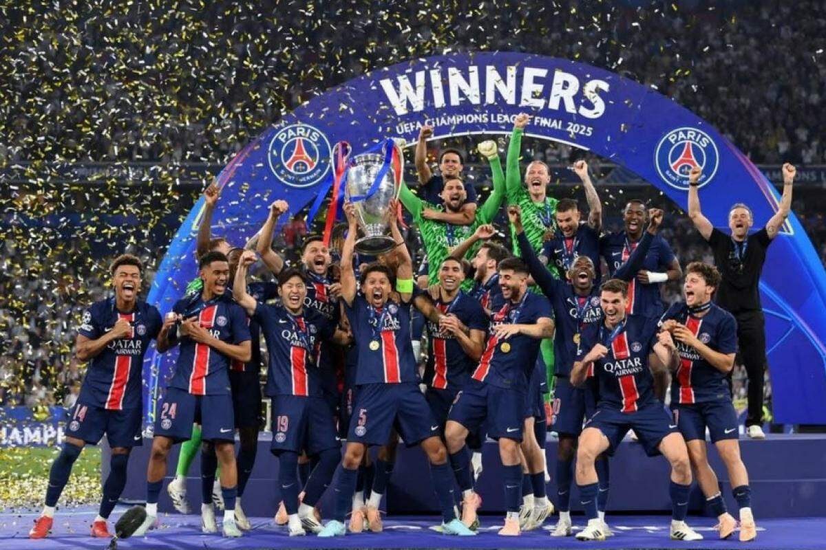 Marquinhos levantando o troféu da Champions League