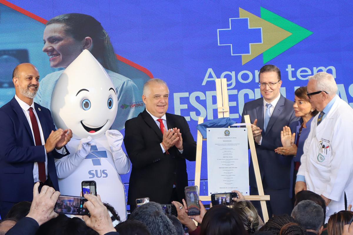 Cerimônia de entrega do novo acelerador linear na Santa Casa de Piracicaba