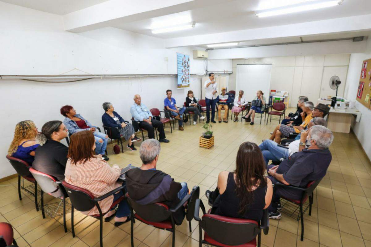 Em roda de conversa, integrantes do grupo fortalecem vínculos e compartilham histórias de vida
