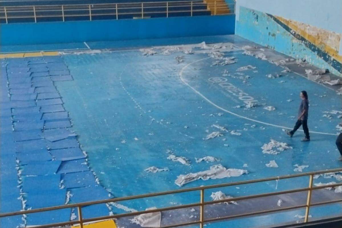 Quadra do Tênis Clube na semana passada, ainda no início da obra
