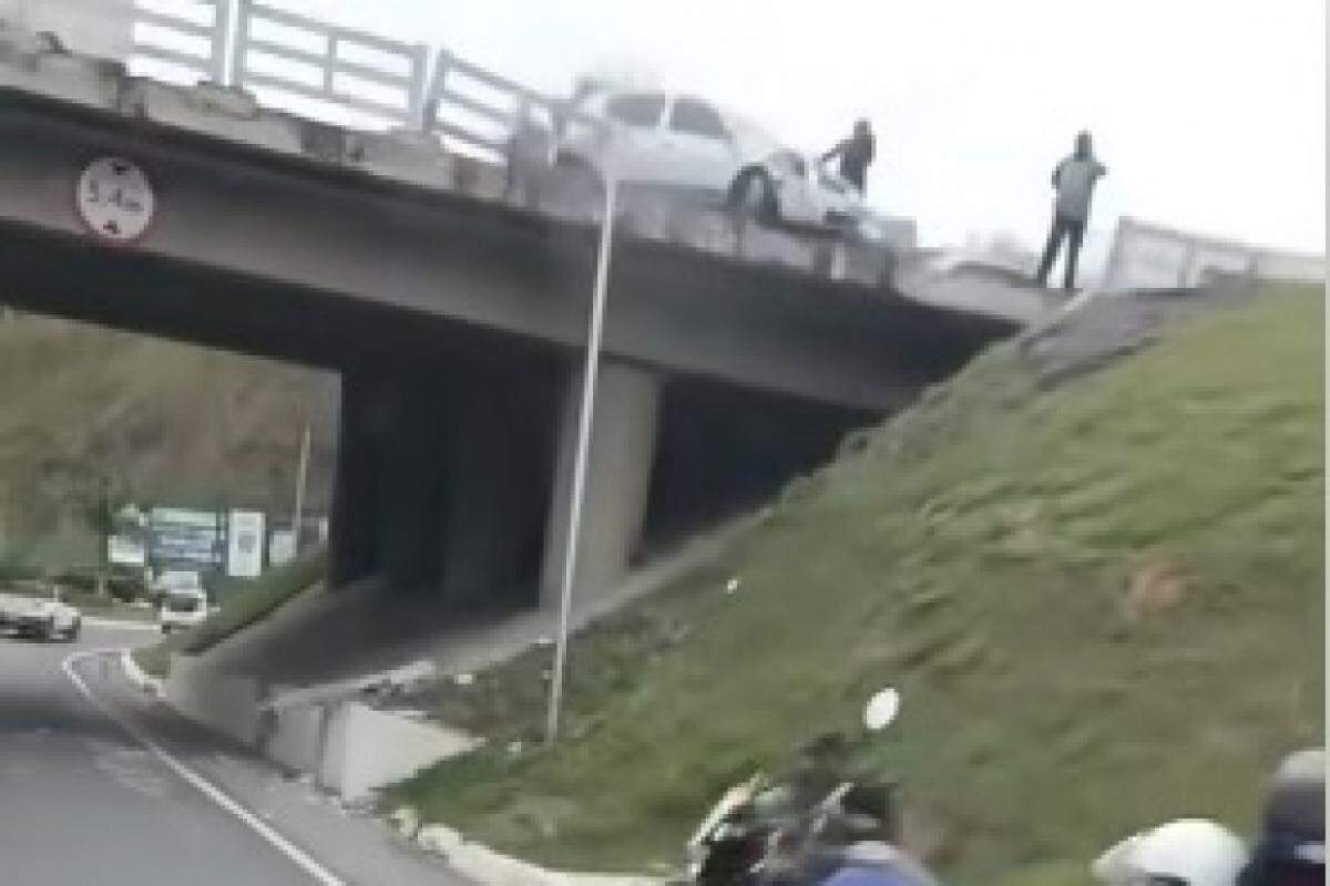 Carro quebrou a proteção do viaduto da Dutra