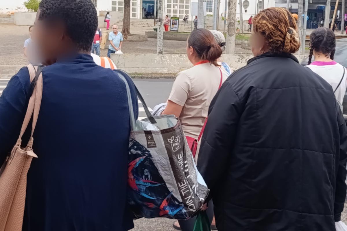 Muitas pessoas tiraram suas blusas do armário nesta quarta-feira, apesar do clima ameno.