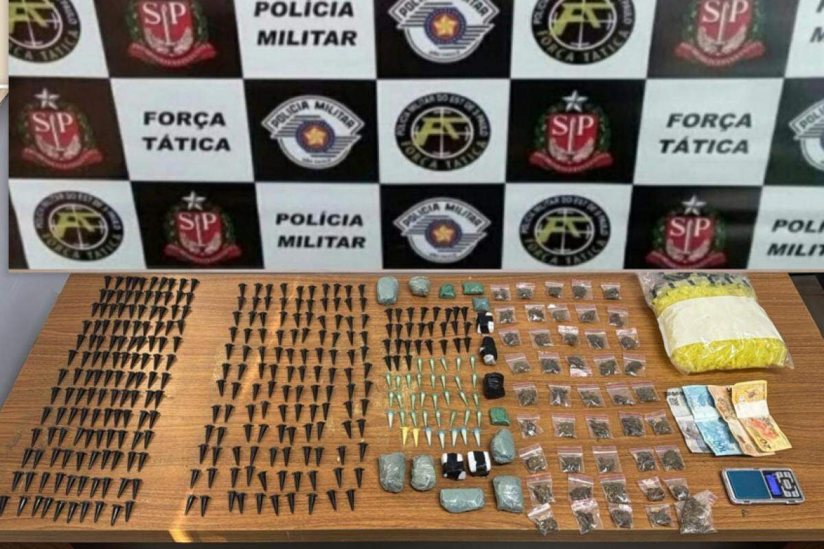 Suspeitos estavam em motocicleta e levaram PM até imóvel usado como centro de distribuição de drogas