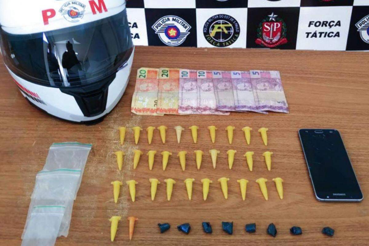 Foram apreendidos 32 pinos de cocaína, 8 porções de crack, celular e R$ 75