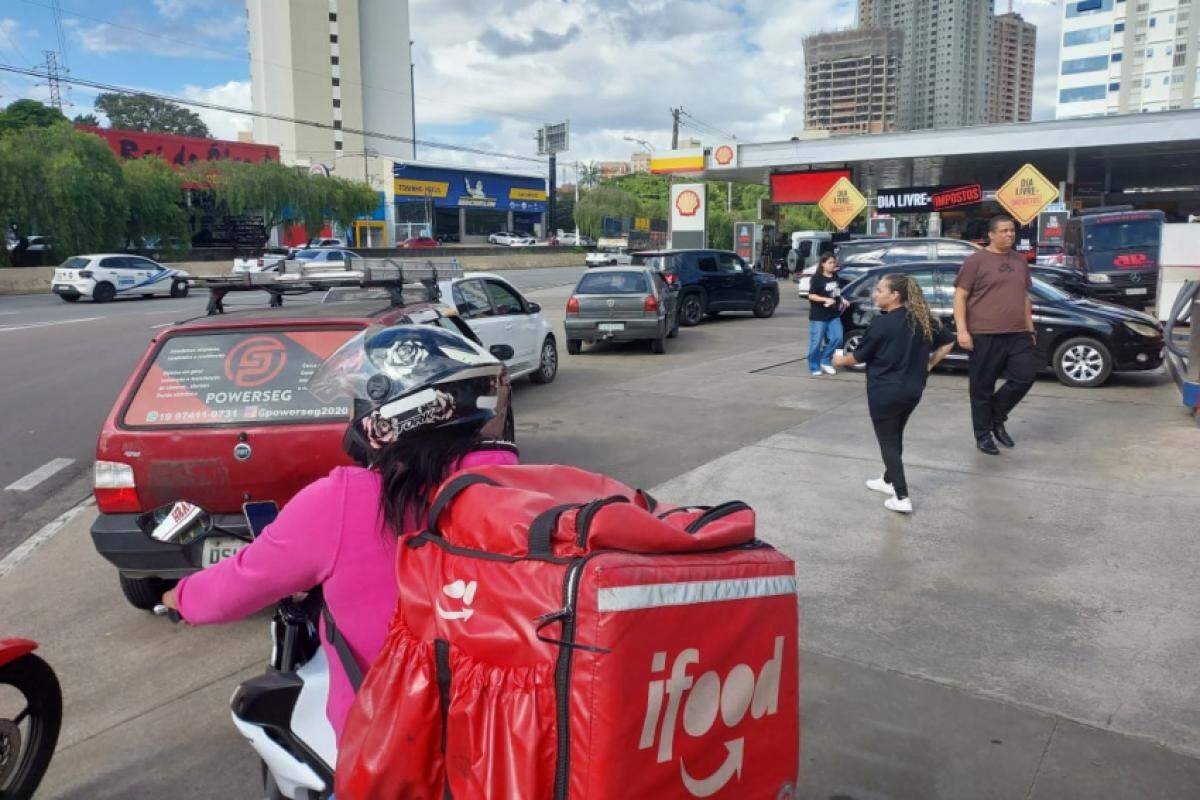Ação contra a alta carga tributária gerou longas filas em Campinas; gasolina foi vendida a R$ 4,22 para os primeiros 400 motoristas nesta quarta-feira.