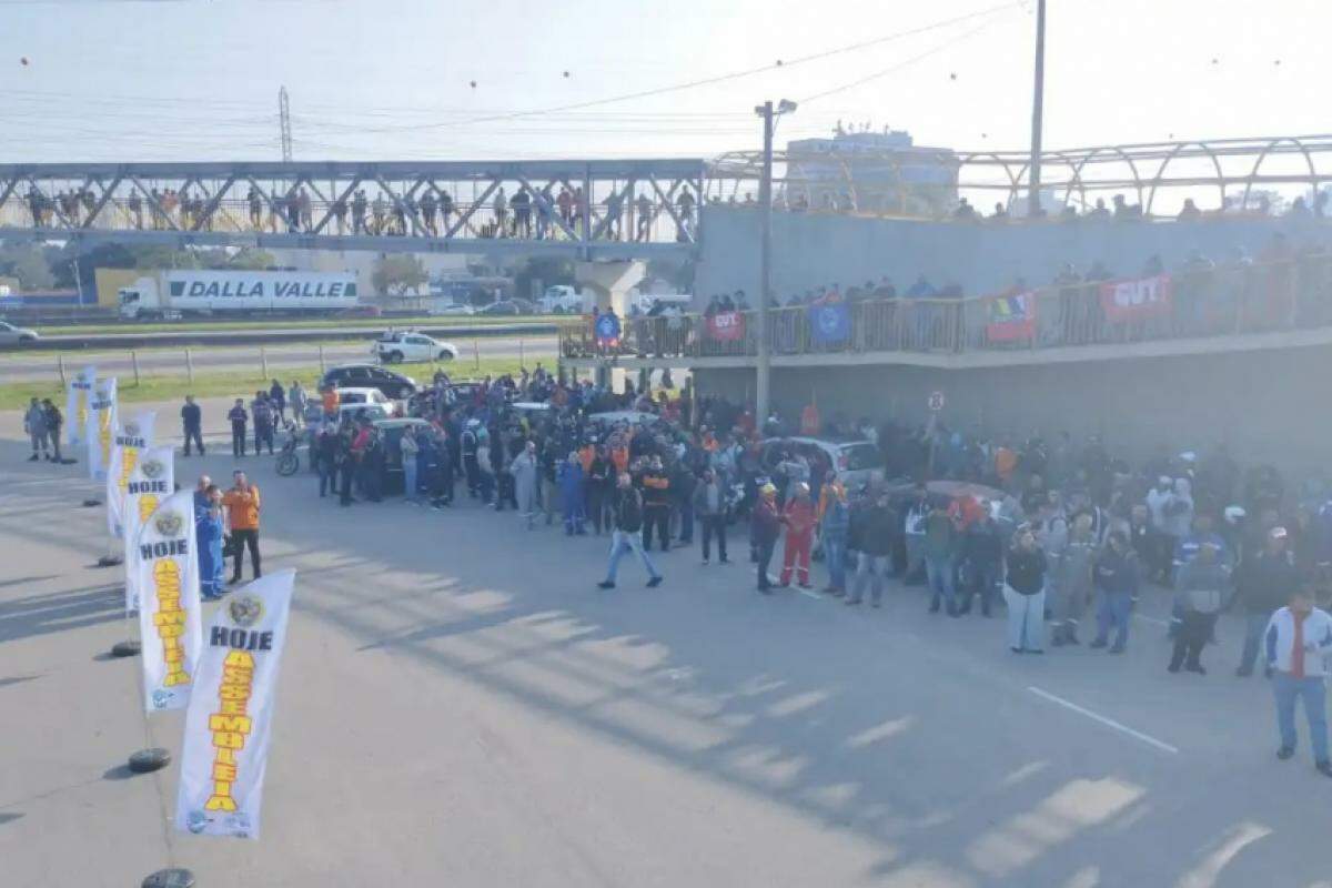 Trabalhadores em assembleia na entrada da Revap