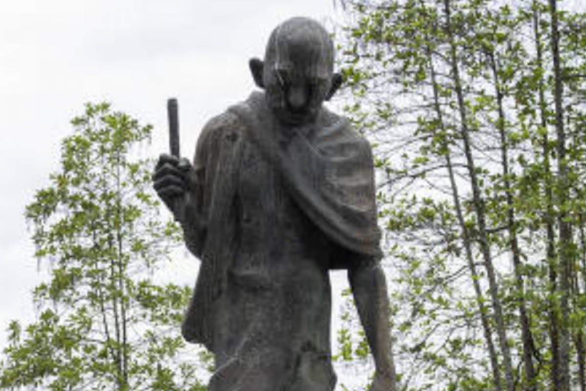 'Passei aqui outro dia com meu filho e ele perguntou por que o Gandhi tava segurando um pedaço de pau', disse moradora.