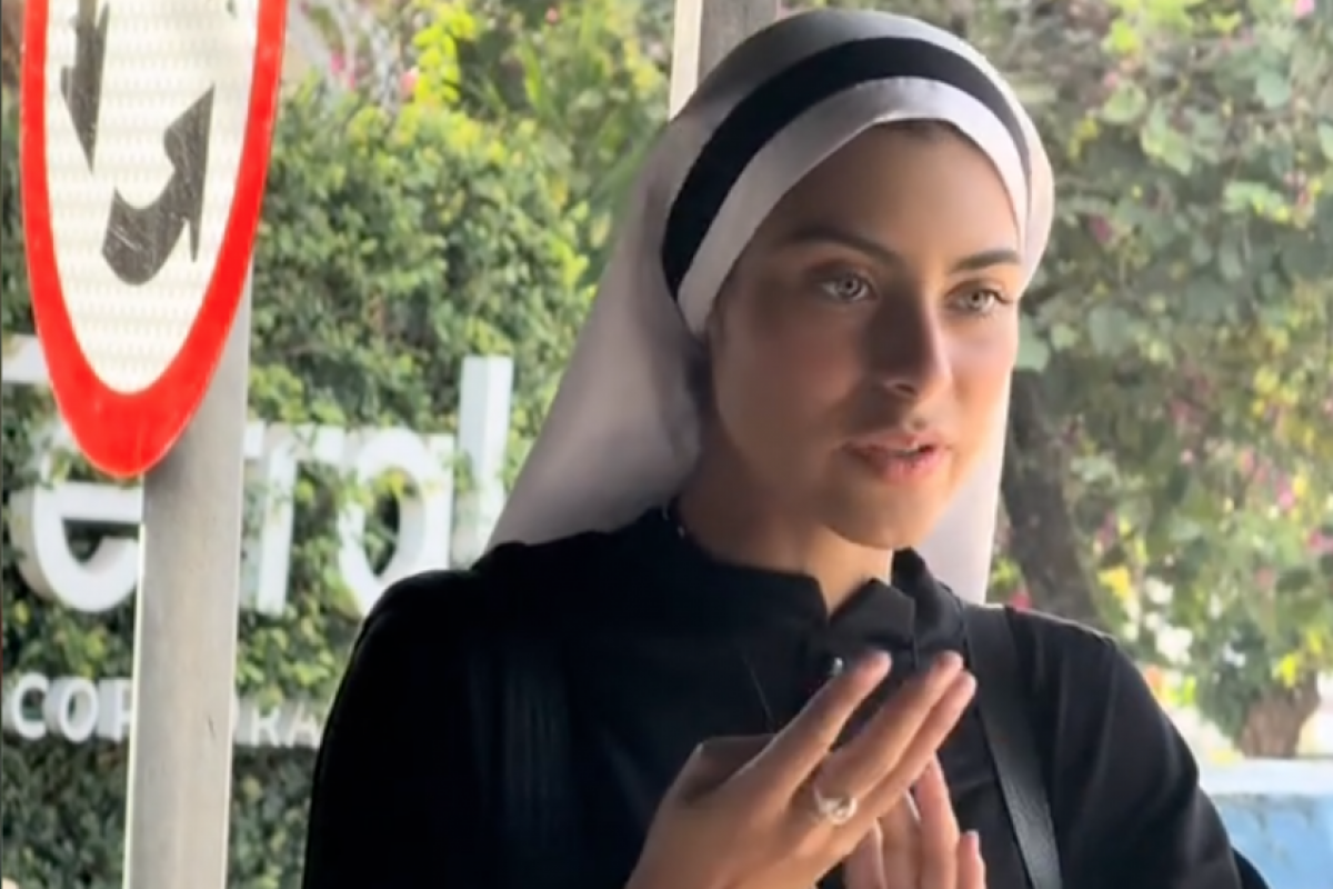 Antes de ingressar na vida religiosa, aos 18 anos, ela foi modelo e participou de concursos de beleza.