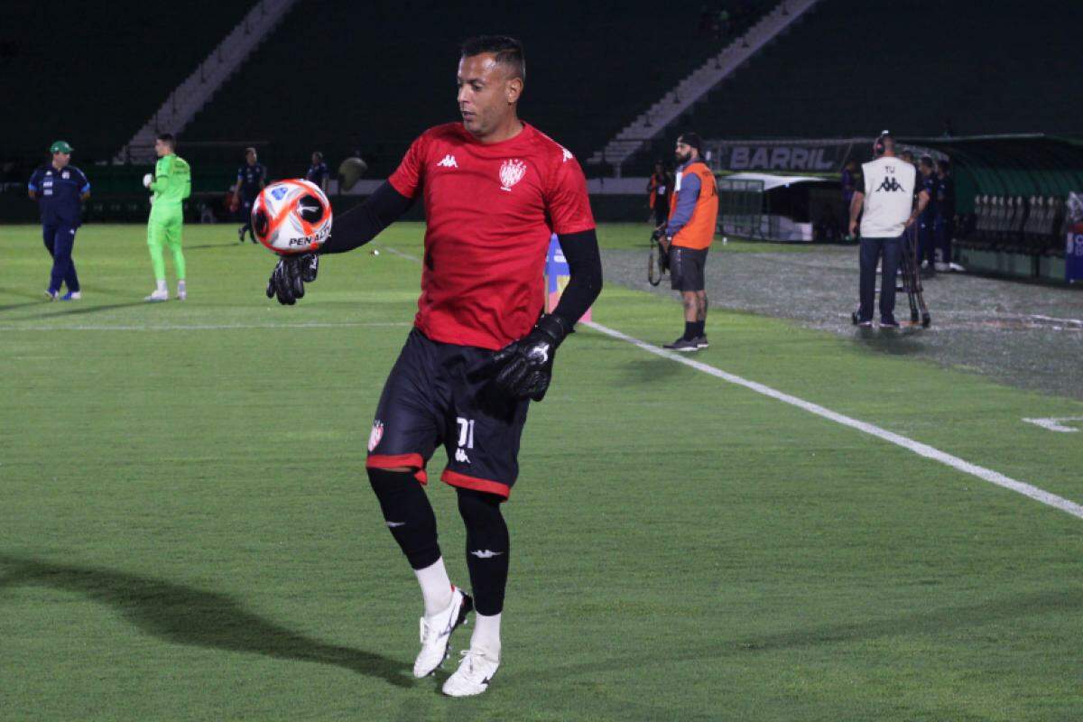 Fernando Henrique durante aquecimento pelo Norusca no Estádio Brinco de Ouro, em Campinas, pelo Paulistão