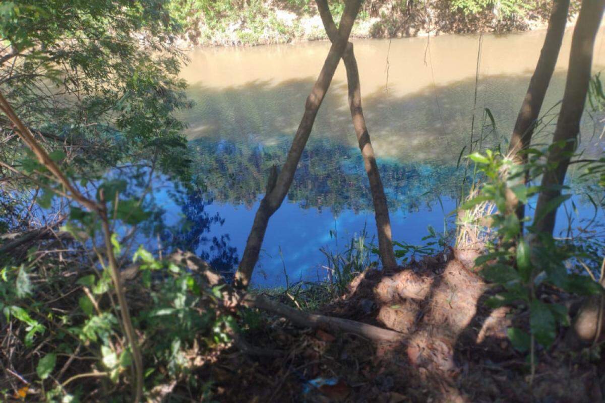 A mancha colorida na água destoa da cor natural, mais marrom, e causa preocupação à população