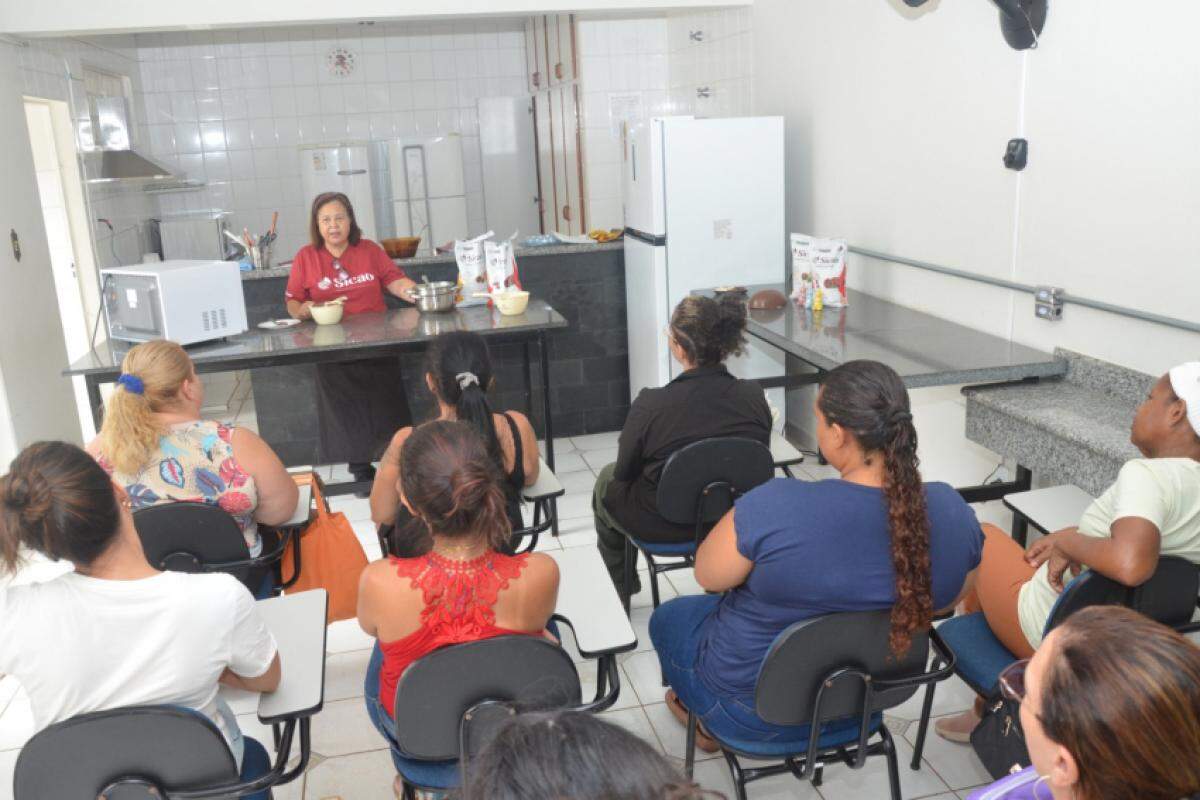 Alunas durante curso; são 425 vagas