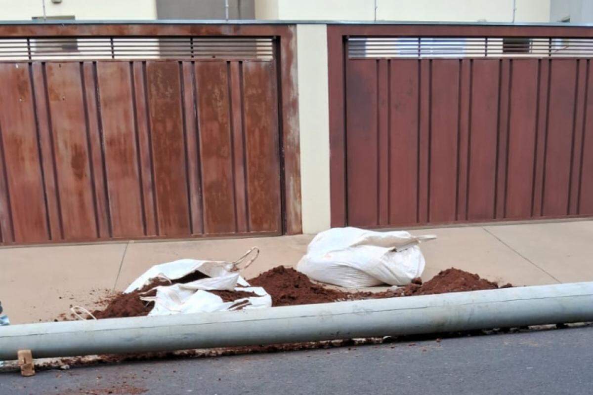 Poste da CPFL impedido a saída e entrada de carros no portão do condomínio