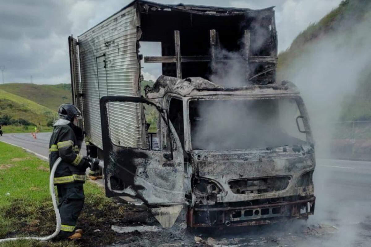 Caminhão ficou destruído