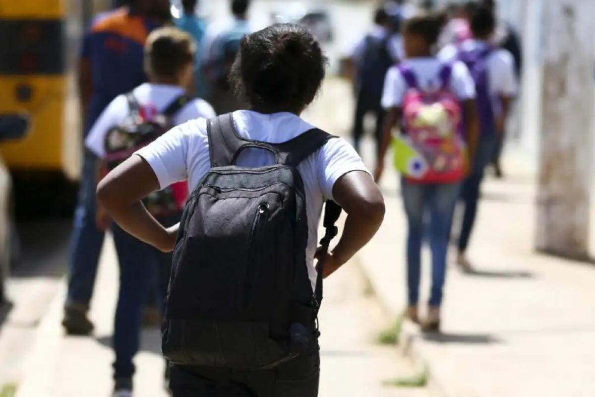 Imagem retrata saída de alunos de colégio; caso em MG é mais um registro de violência escolar