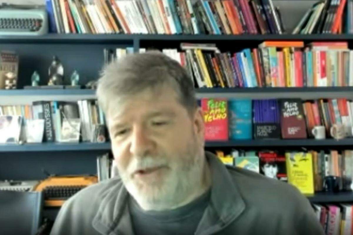 Marcelo Rubens Paiva durante entrevista ao OVALE Cast