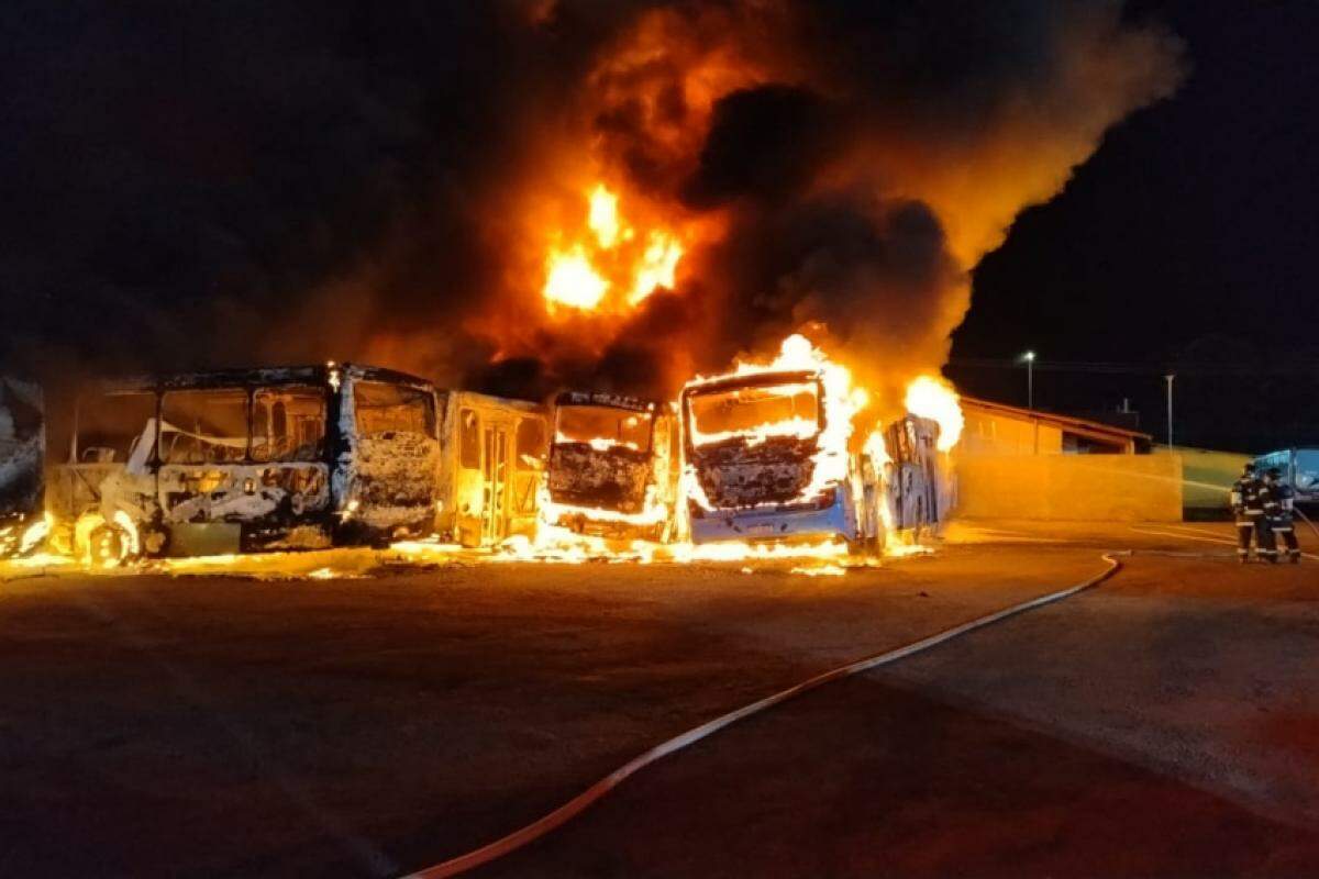 Ônibus destruídos em garagem 