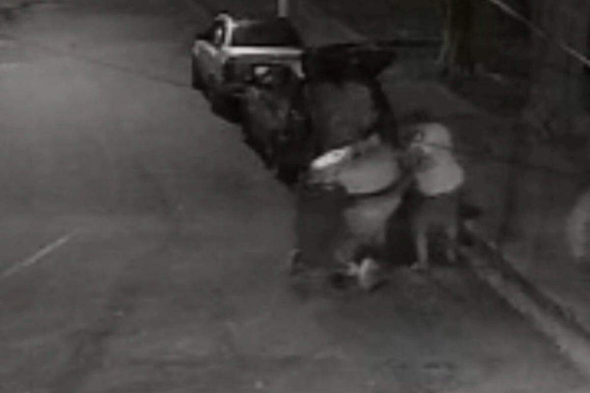 Homens levam betoneira em São José