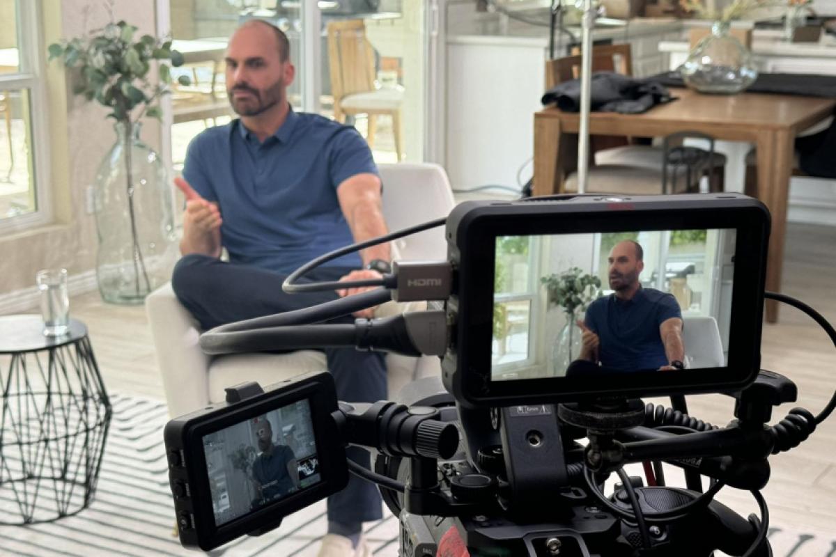 Eduardo Bolsonaro, filho do ex-presidente Jair Bolsonaro, está afastado do mandato desde março.