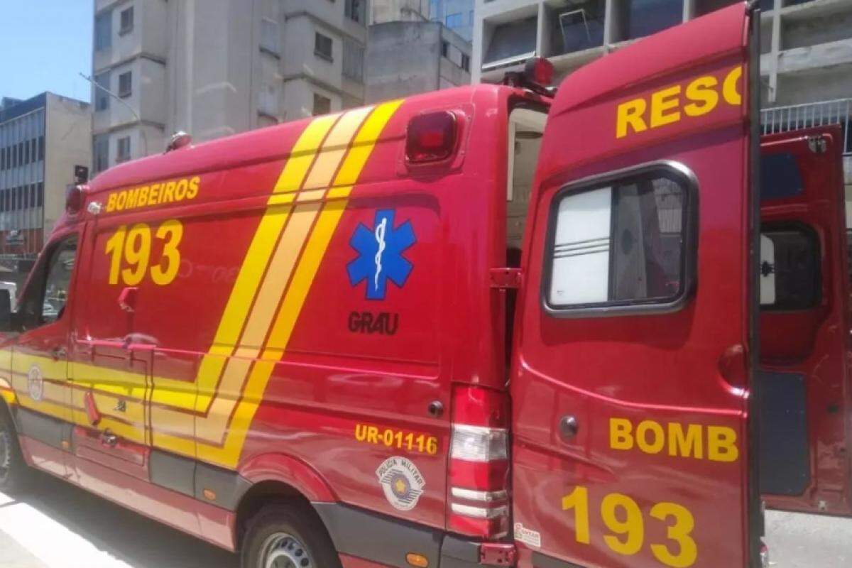 O homem de 30 anos operava uma mini-grua quando o equipamento cedeu e o arremessou.