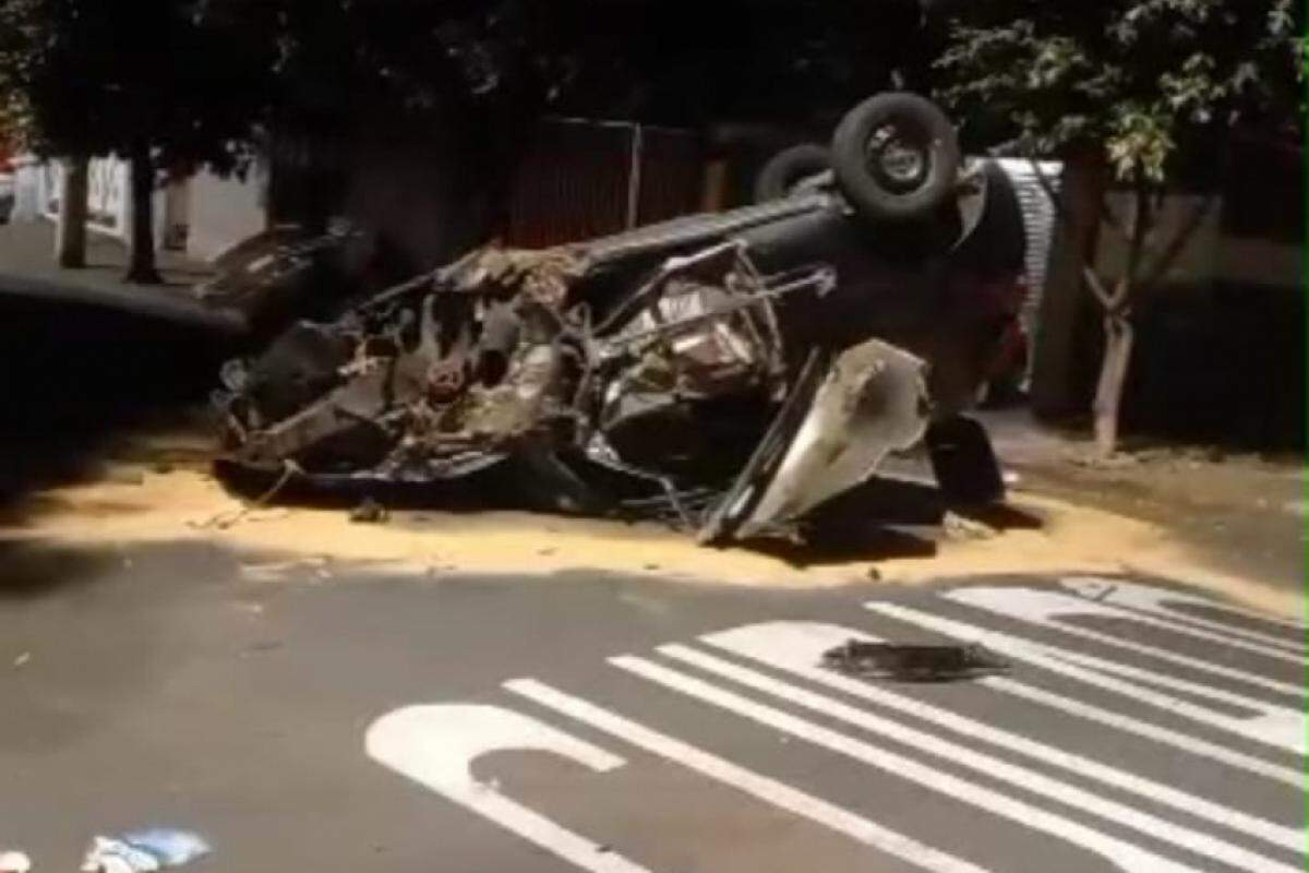 Acidente ocorreu na madrugada deste domingo, no bairro Jardim São Braz, em Birigui; veículo ficou destruído e o condutor ainda não foi localizado