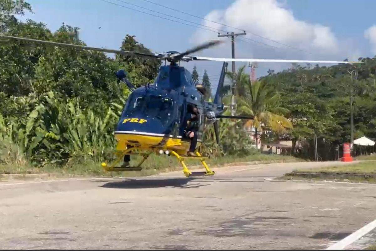 Helicóptero da PRF durante treinamento em Ubatuba