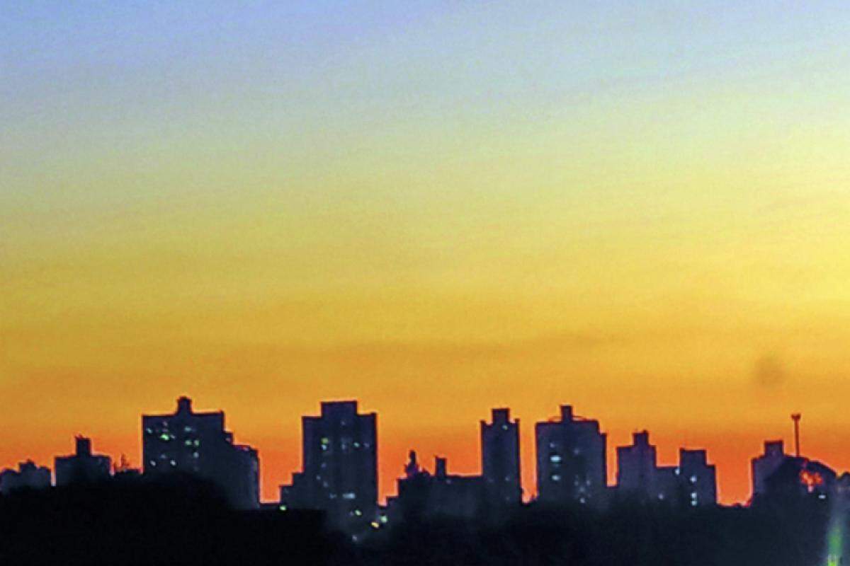 Alta nas temperaturas chega mesmo com o céu na cidade encoberto por nuvens; veja como fica a previsão do tempo