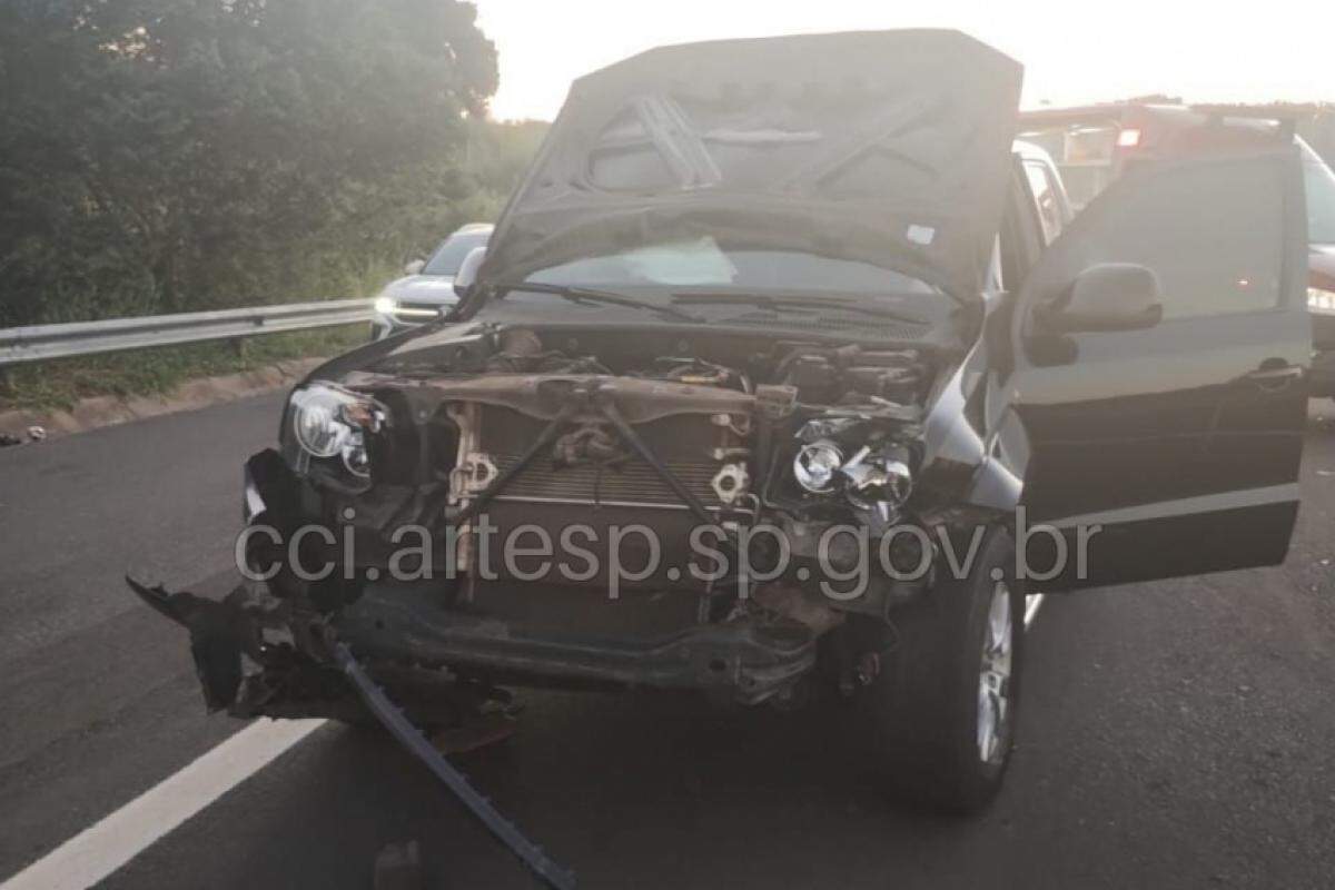 Caminhonete VW Amarok atingiu a traseira de um Fiat Siena, projetando o carro contra a defensa metálica