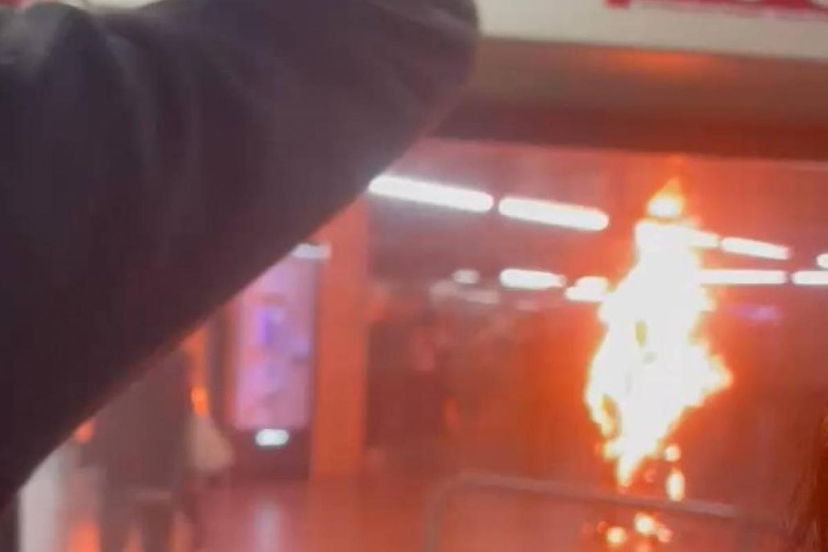 Homem pegando fogo em estação em São Paulo 