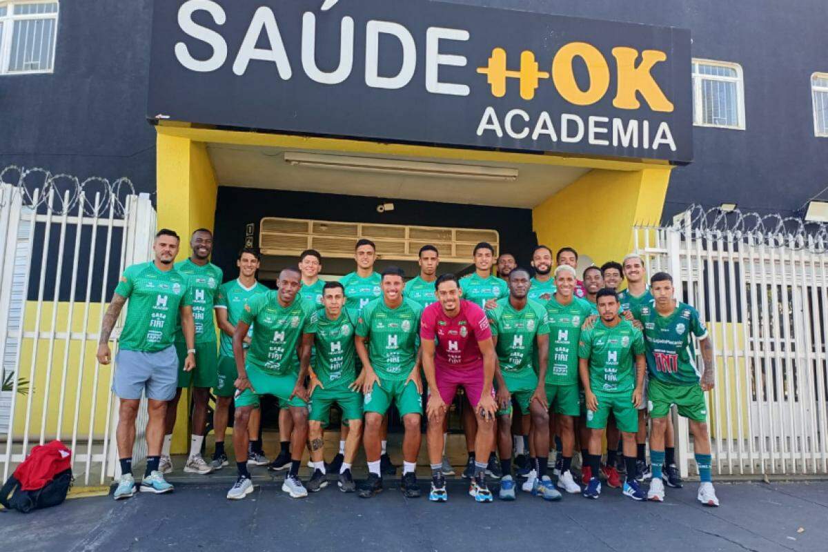 Jogadores da Francana reunidos antes de iniciar atividades em uma academia na cidade