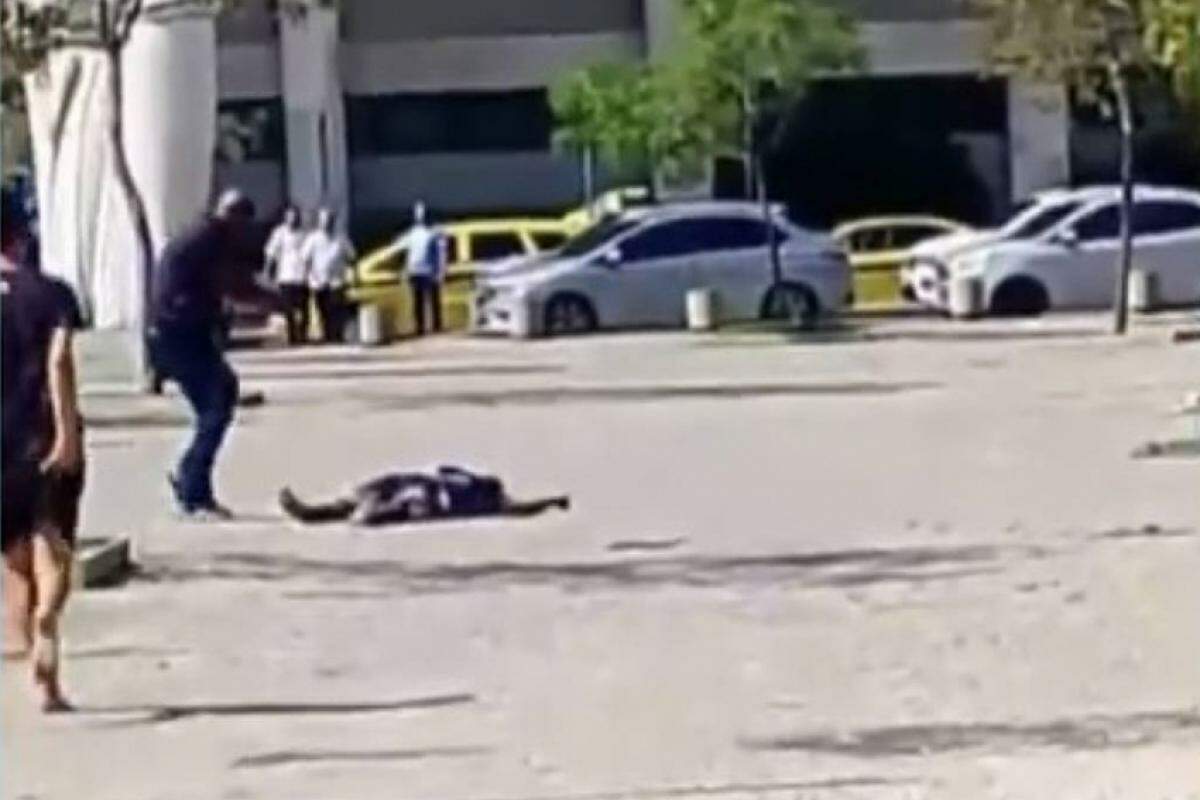 Imagem mostra o momento que rapaz aparece no chão após tiro