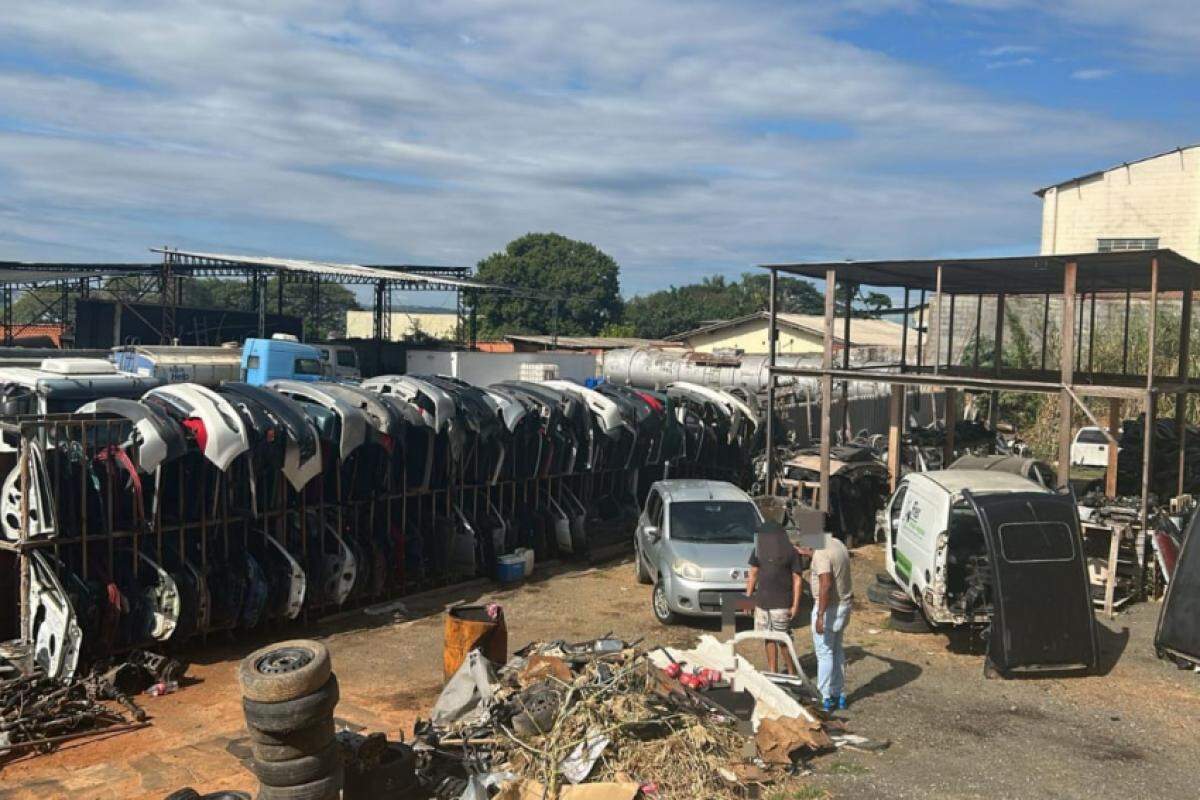 Foram identificadas irregularidades tanto na oficina mecânica, quanto no desmanche, que estava atuando na clandestinidade