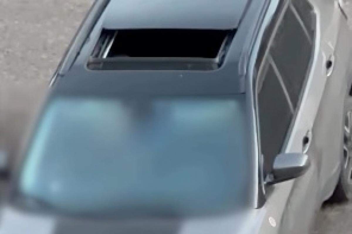 Carro em plena luz do dia