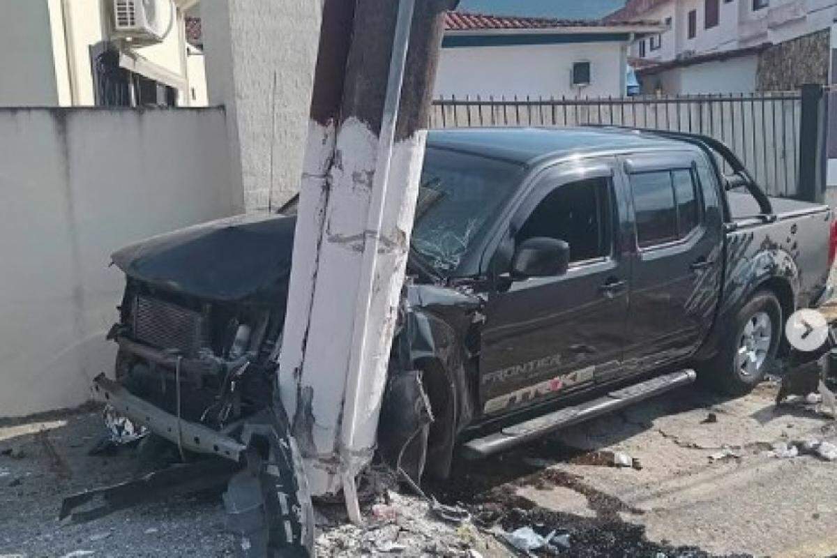 Motorista bateu em poste
