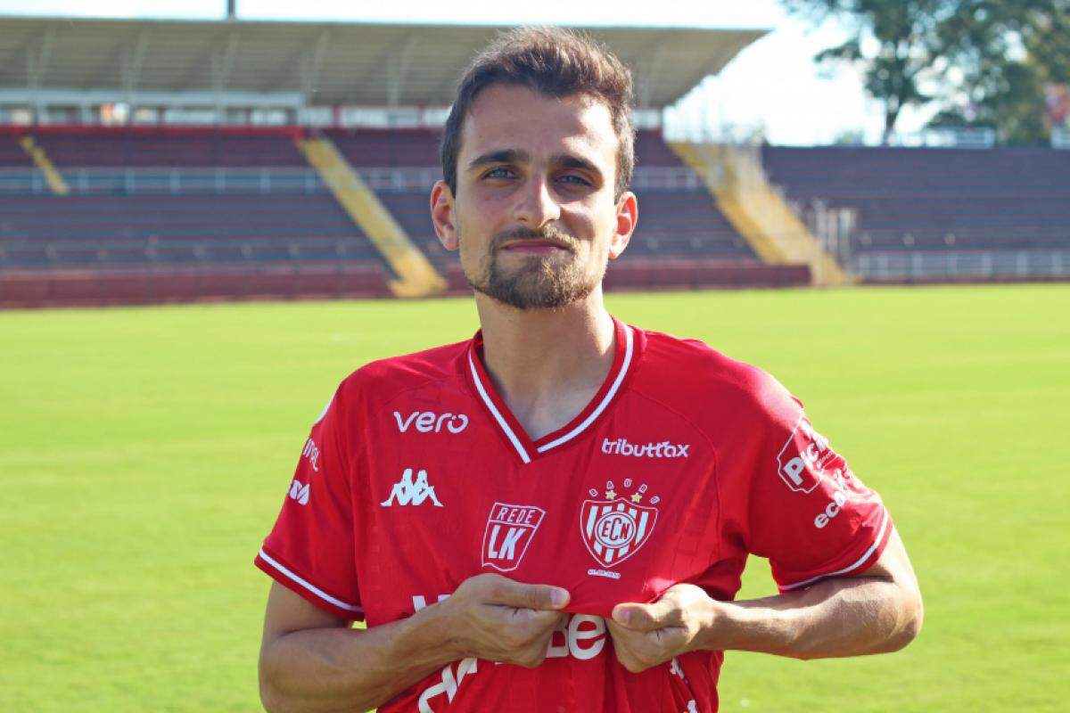 Elvis com o manto alvirrubro no Alfredão