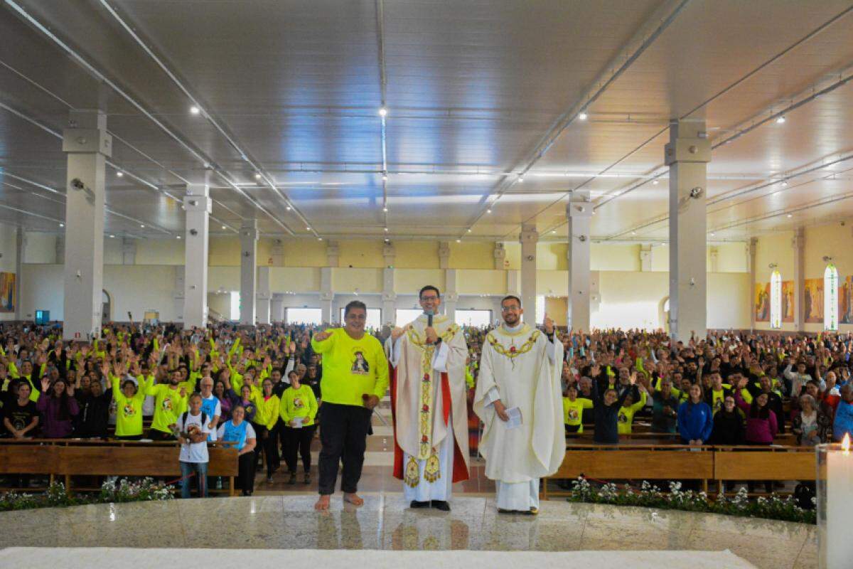 Fiéis em momento de celebração no templo religioso