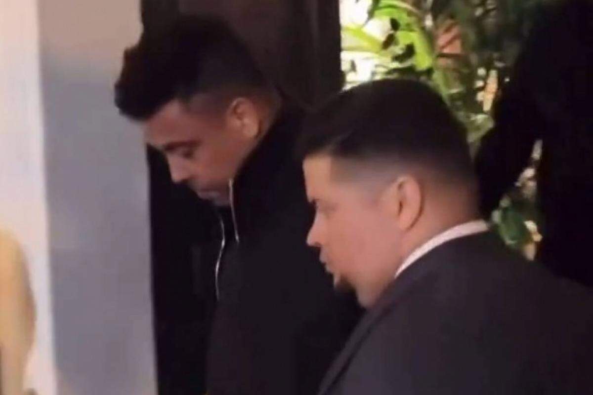 R9 aparece cambaleando ao deixar restaurante 