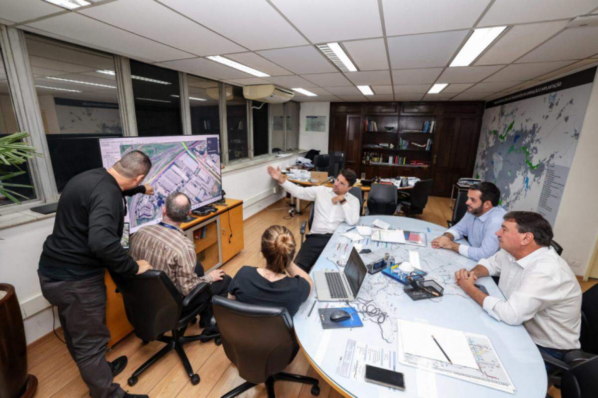Prefeito, técnicos e secretário discutem obras de transposição da Via Anhanguera