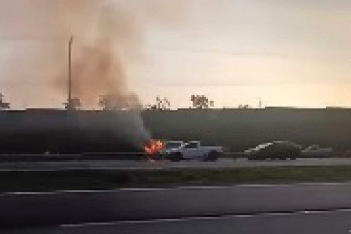 Carro pegou fogo em São José dos Campos