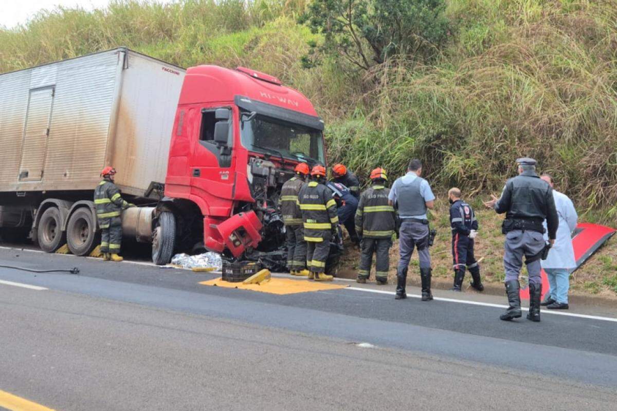 Carro ficou destruído sobre a carreta